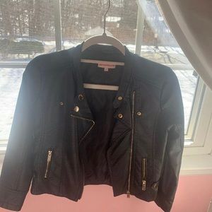 cute girl black leather jacket!!❤️❤️